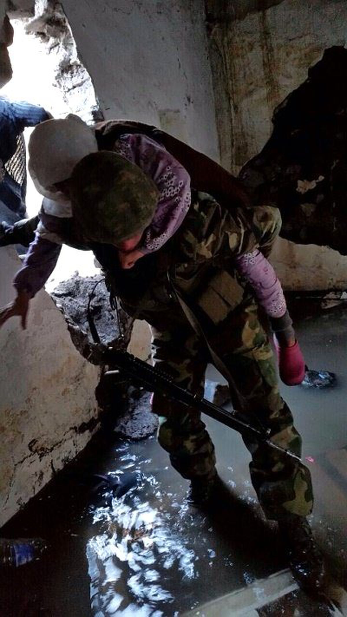 Asker Yaşlı Kadını Sırtında Taşıdı