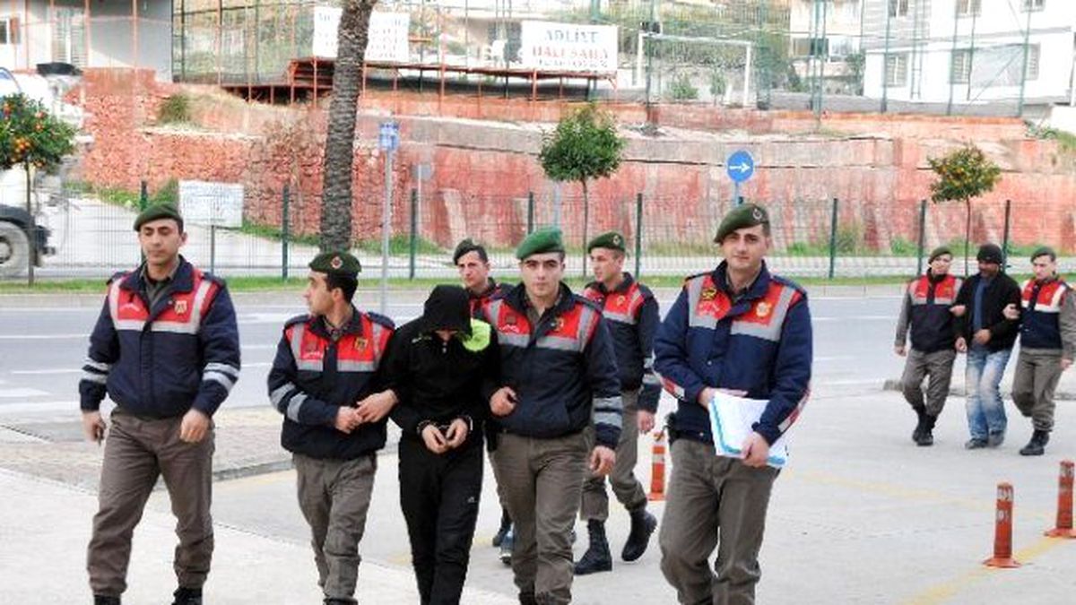 Azılı Hırsızlar Arkadaşlarına Yiyecek Getirince Yakalandı