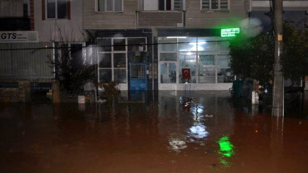 Bandırma\'da İşyeri ve Evleri Su Bastı