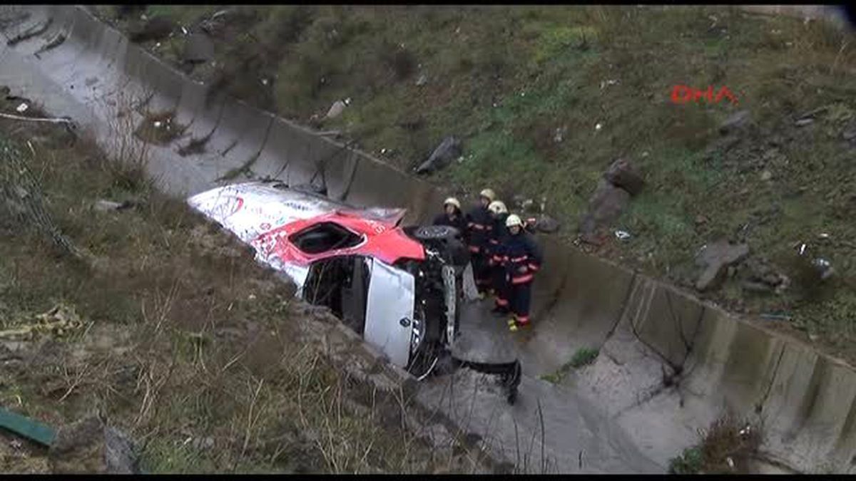 Başakşehir\'de Minibüs Dereye Uçtu 2 Ölü, 2 Yaralı...