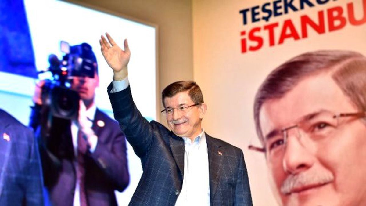 Başbakan Davutoğlu: "Cumhurbaşkanımıza Hakaret Ederek Kendini Kurtarmaya Çalışıyor"