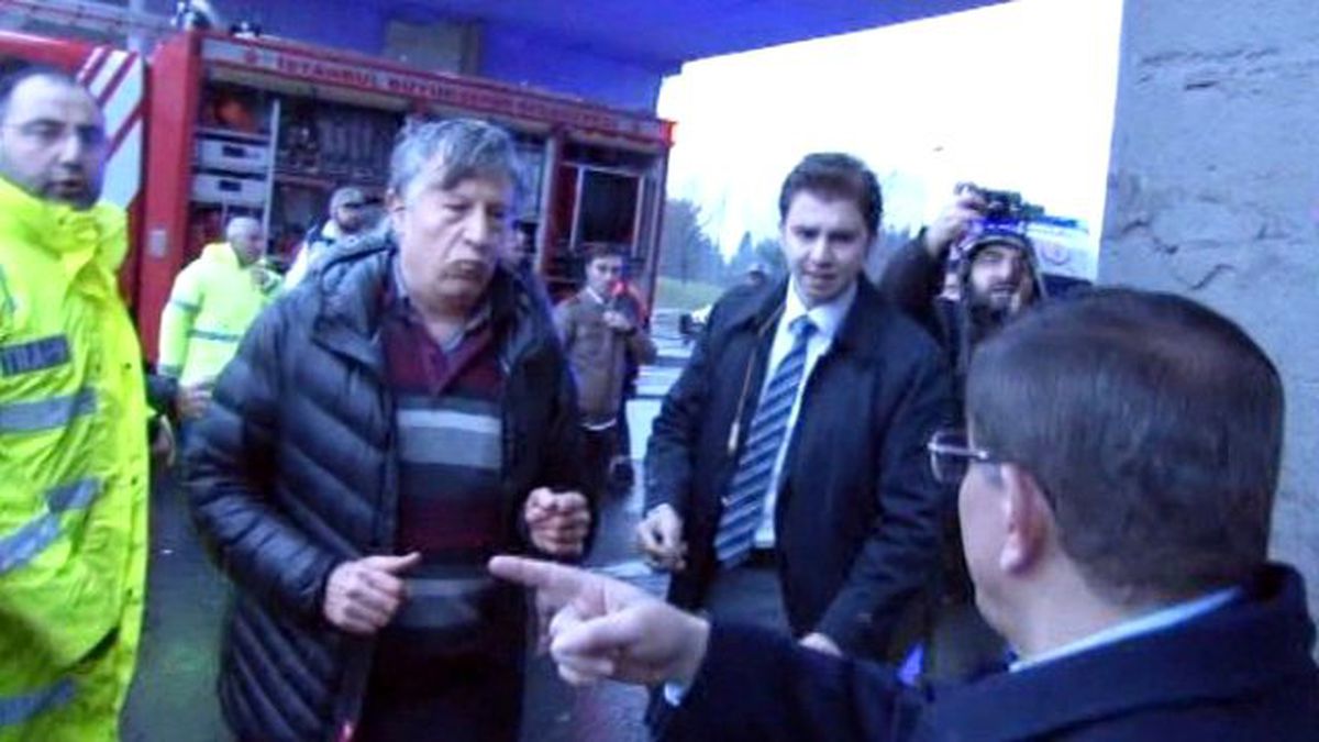 Başbakan Davutoğlu, Kazayı Görünce Konvoyunu Durdurdu