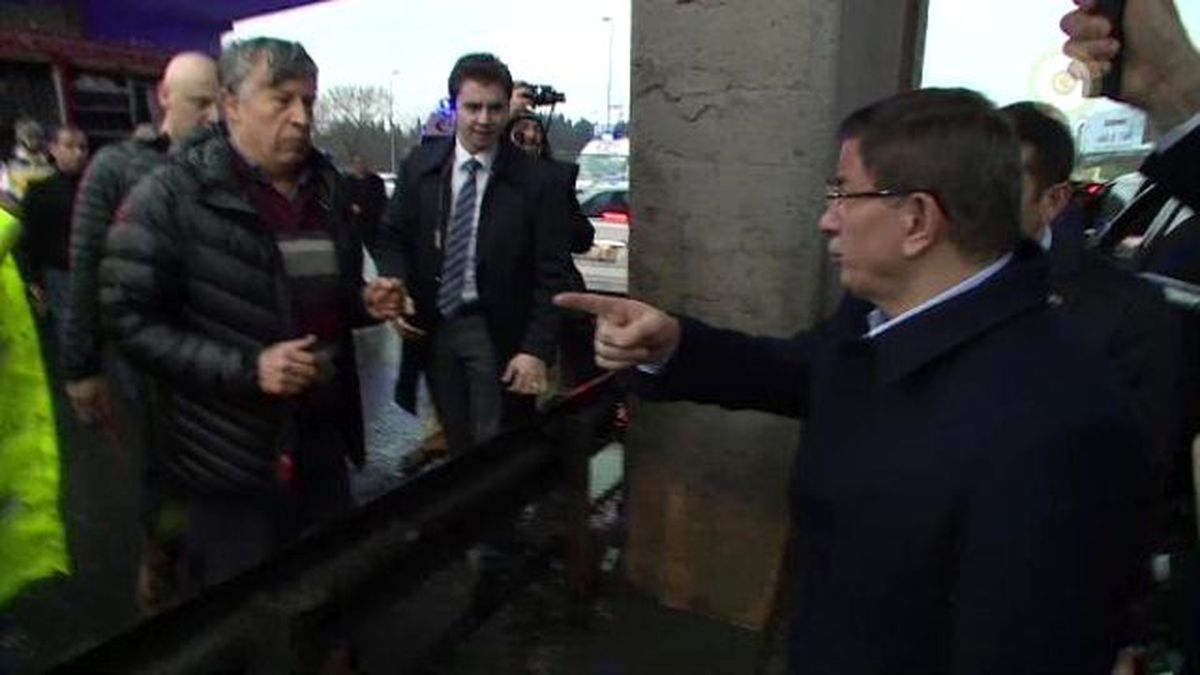Başbakan Davutoğlu Trafik Kazası Yaralılarının Kurtarma Çalışmalarına Katıldı