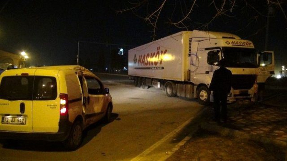Batman\'da Tır Otomobille Çarpıştı: 3 Yaralı