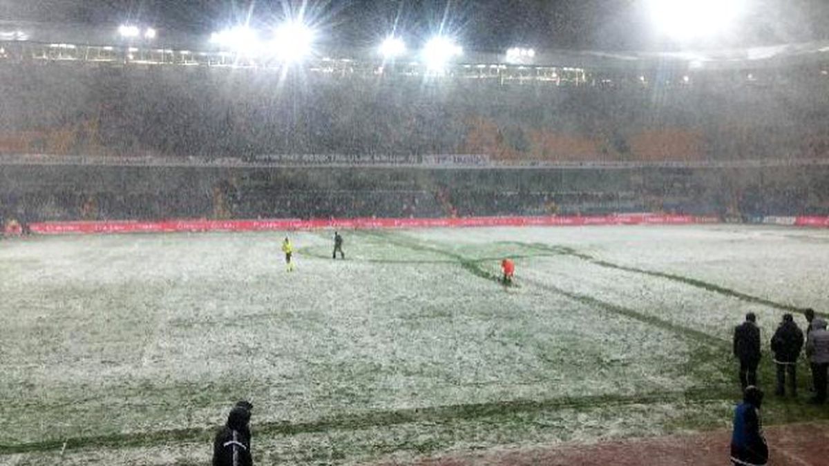 Beşiktaş - Mersin İdmanyurdu Maçına Kar Engeli