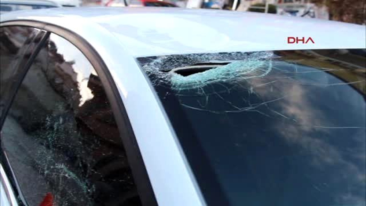 Burdur - Çatıdan Düşen Çanak Anten Otomobilin Ön Camına Saplandı