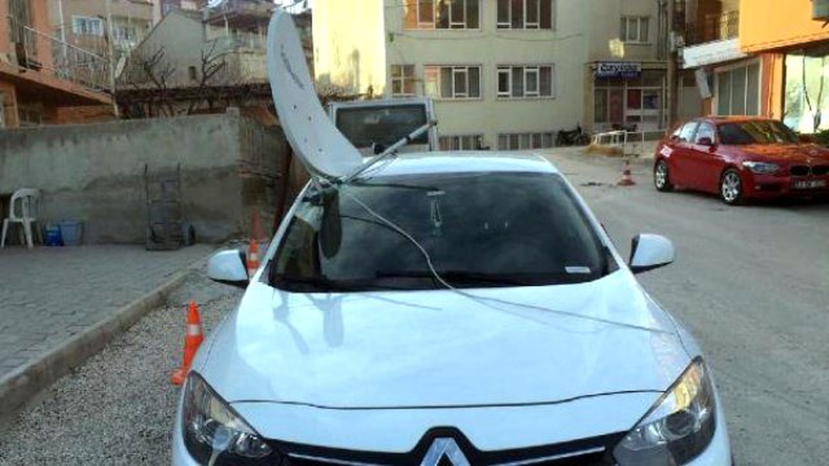 Çatıdan Düşen Çanak Anten Otomobilin Ön Camına Saplandı