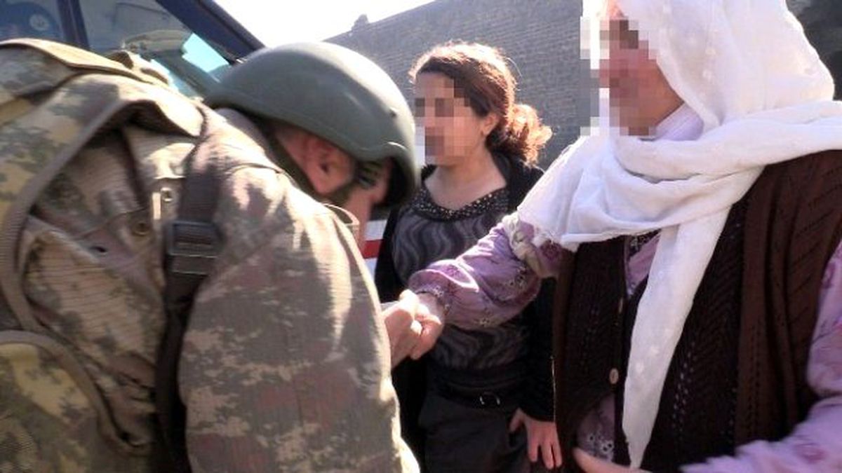 Çatışma Bölgesinde Kalan Aile, Mehmetçiğin Operasyonuyla Kurtarıldı