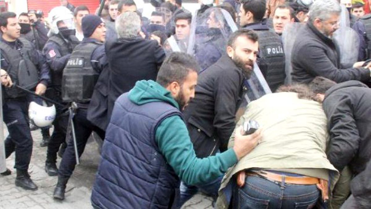 Çatışmada Ölen PKK\'lının Cenazesinde Olay Çıktı: 18 Gözaltı