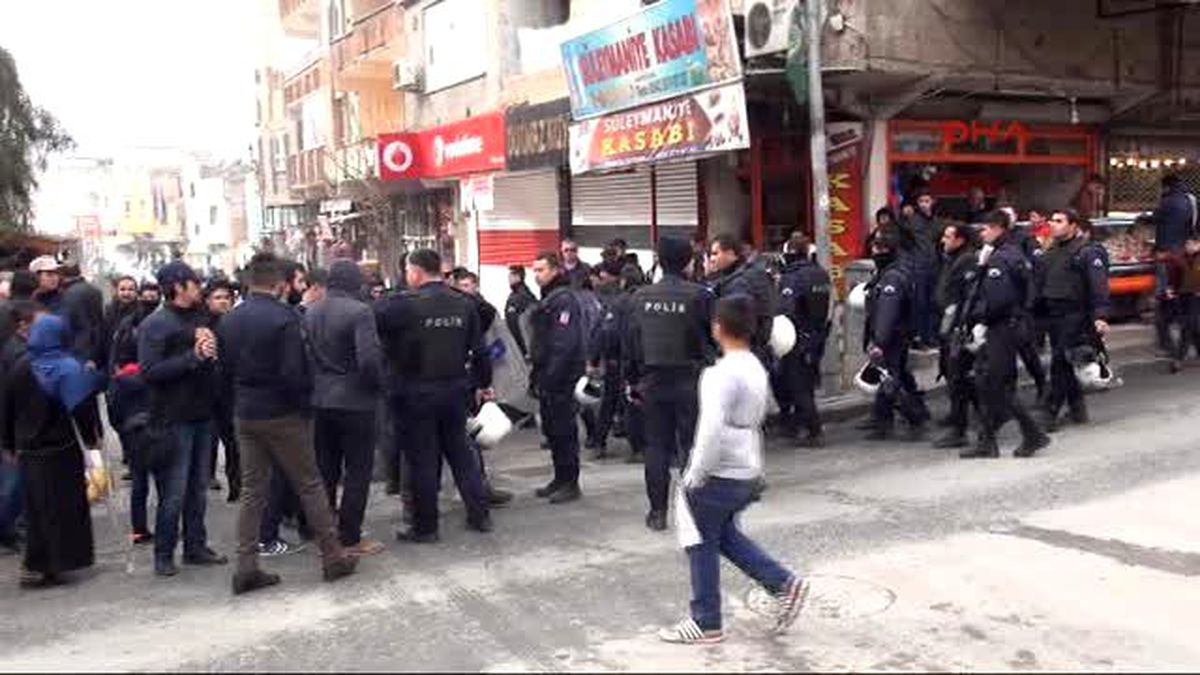 Çatışmada Ölen Pkk?lının Cenazesinde Olay Çıktı: 18 Gözaltı