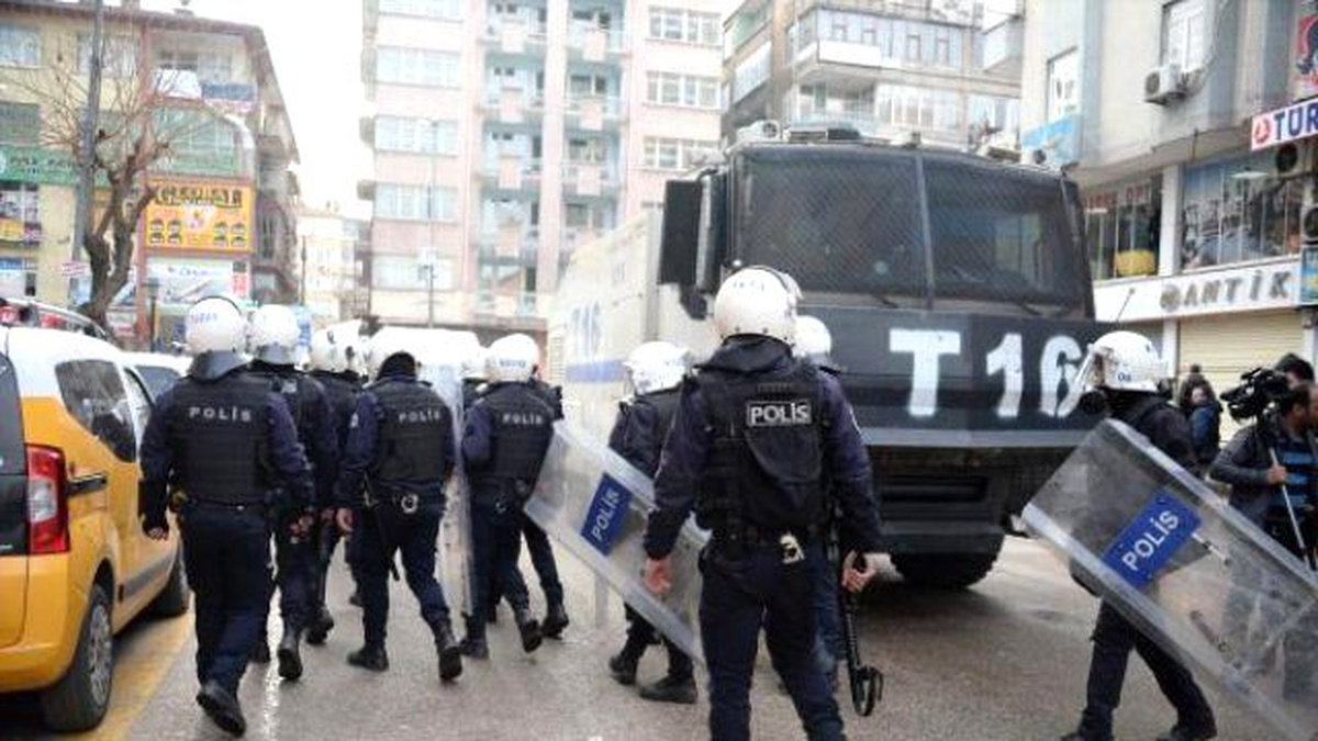 Diyarbakır\'da İzinsiz Yürüyüşte Olaylar Çıktı