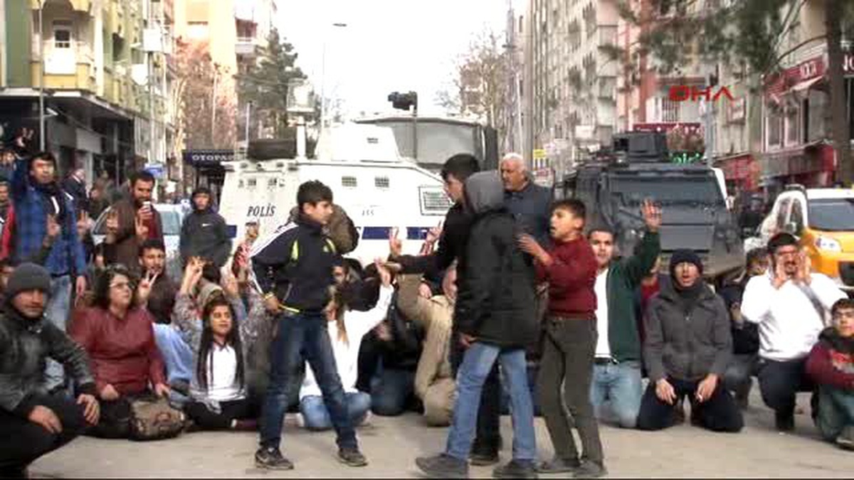 Diyarbakır\'da İzinsiz Yürüyüşte Olaylar Çıktı
