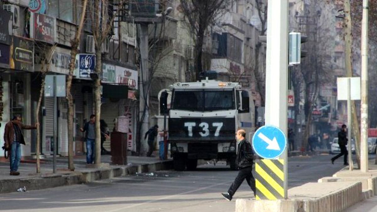 Diyarbakır\'da "Sur" Gerginliği: Çok Sayıda Kişi Gözaltı Alındı