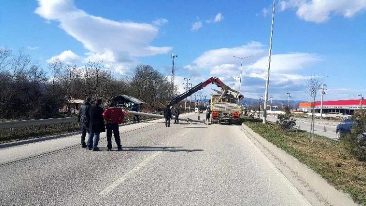Düzce\'de Elektrik Direkleri Devrildi Karayolu Trafiğe Kapandı