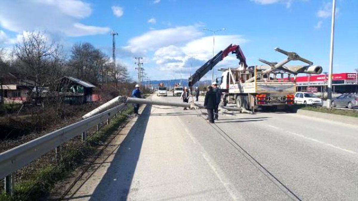 Düzce\'de Şiddetli Rüzgar Direk Devirdi