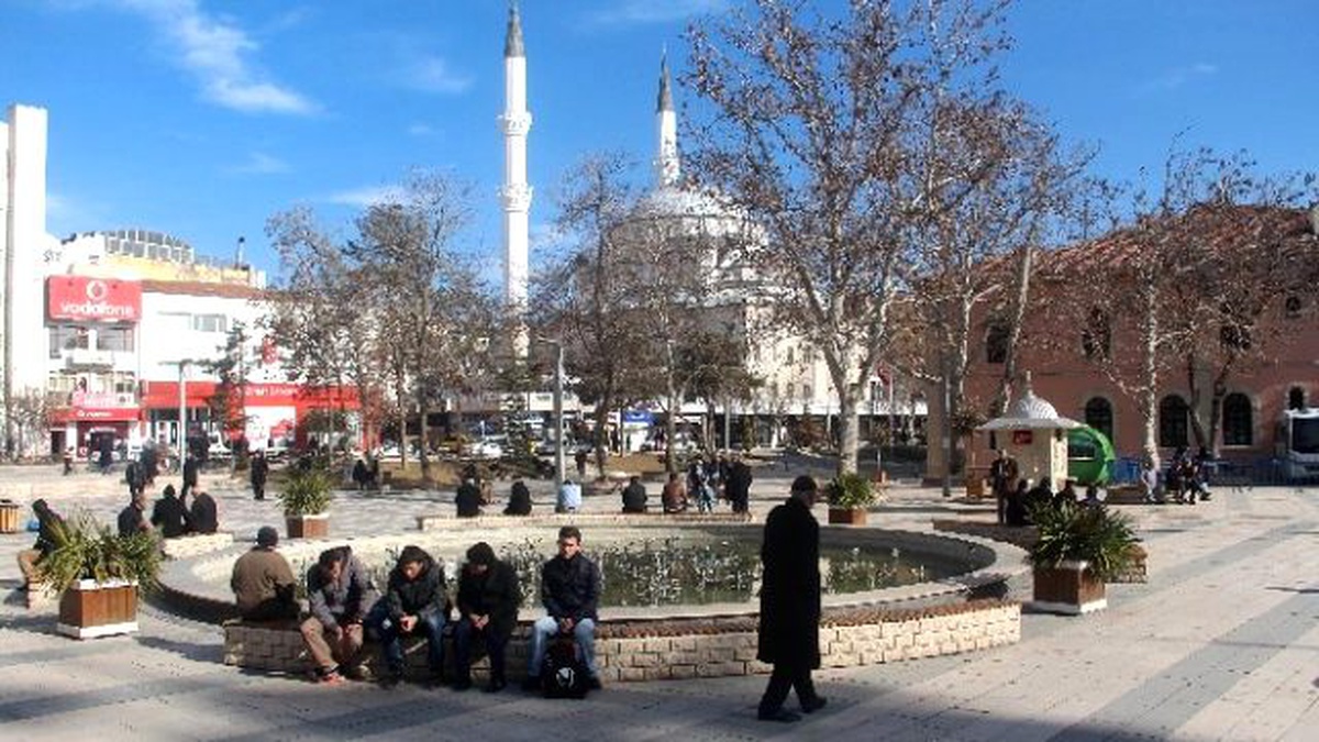Elazığ\'da Kış Ortasında Yazdan Kalma Gün Yaşanıyor