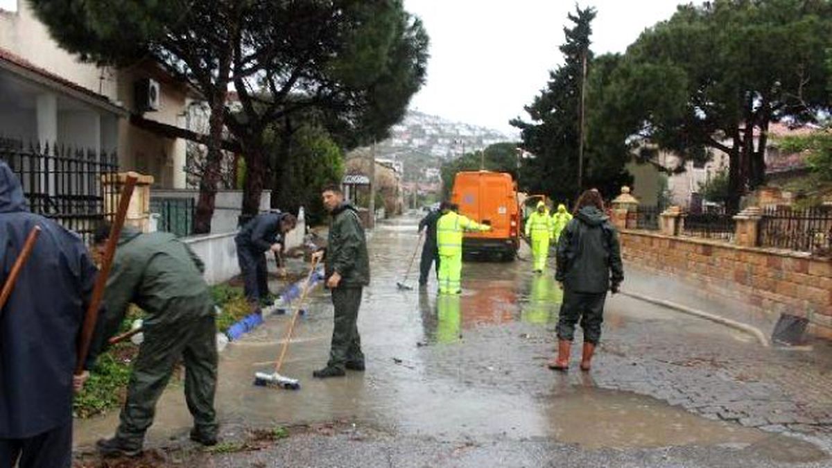 Fırtına ve Yağmur Foça\'yı Vurdu