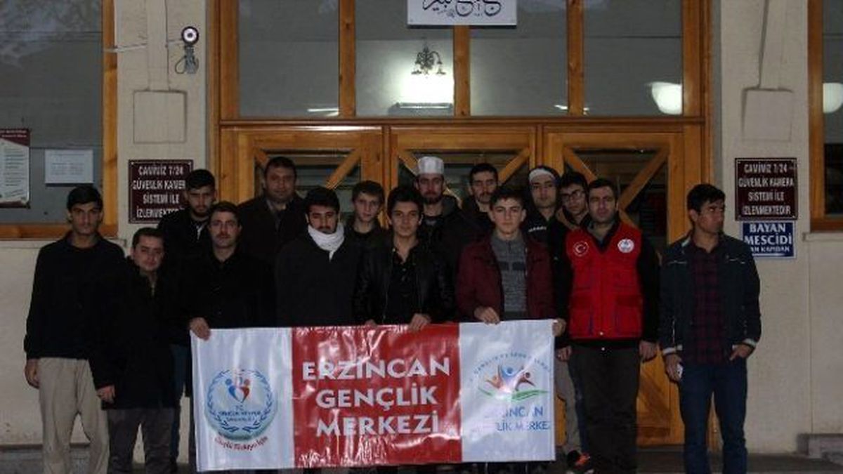 Gençler Namazda Buluştu