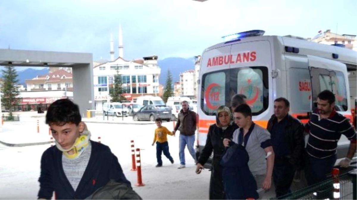 İnegöl\'deki İki Ayrı Kazada 9 Kişi Yaralandı