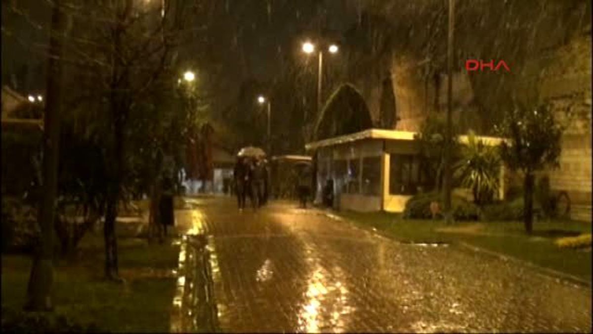 İstanbul\'da Beklenen Kar Yağışı Başladı