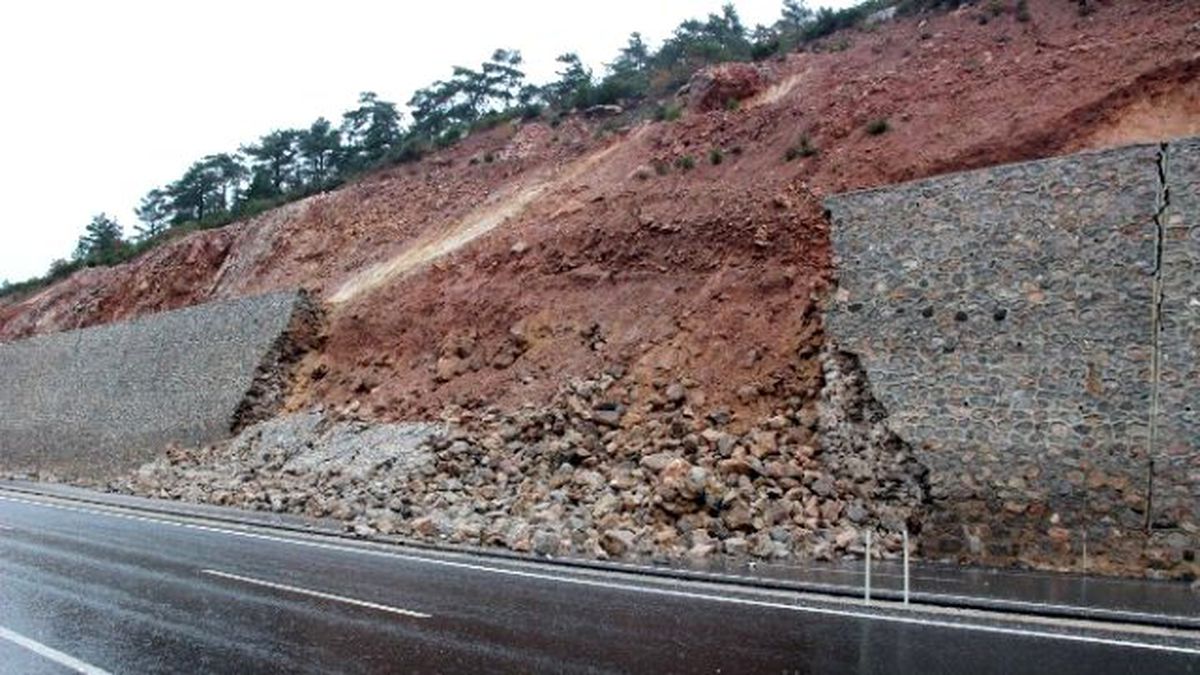İstinat Duvarı Çökünce Heyelan Oldu