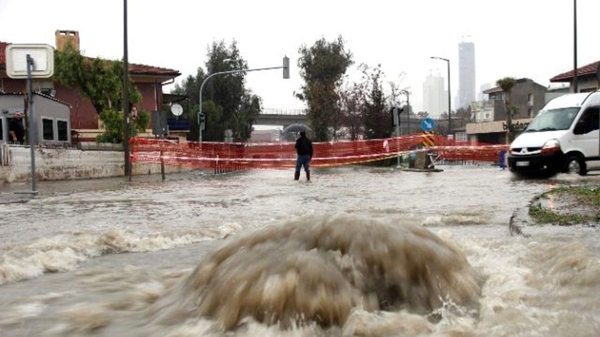 İzmir Yağmura Teslim