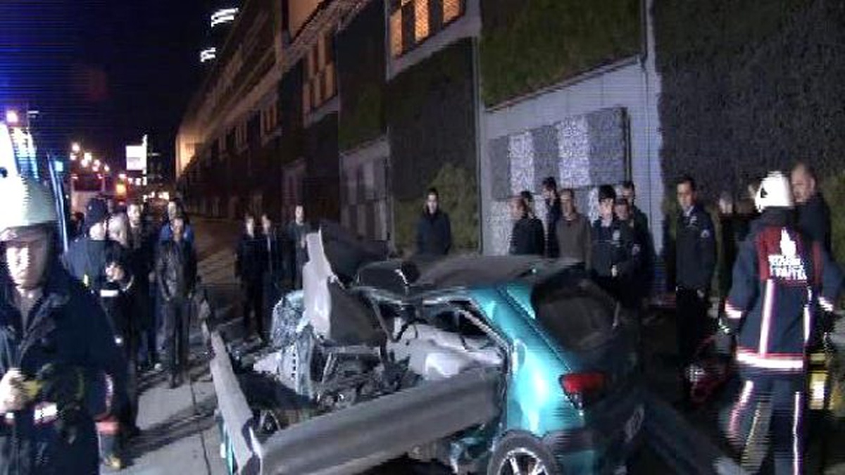 Kadıköy\'de Otomobil Bariyerlere Girdi: 1 Ölü, 1 Yaralı