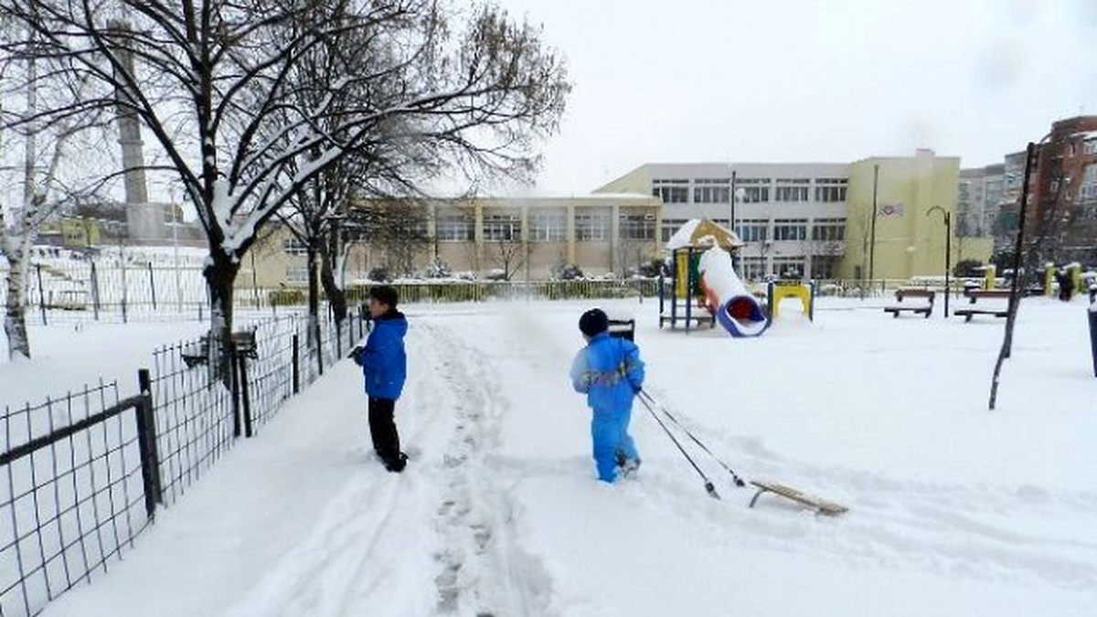 Kar Yağışı Kosova\'yı Etkisi Altına Aldı