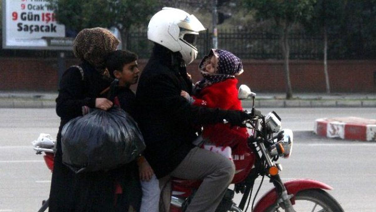 Sürücü Kendisi Kasklı, Eşi ve Çocukları Kasksız Motosiklet Sürdü