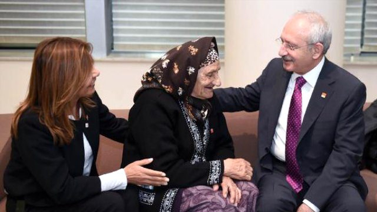 Kılıçdaroğlu, İzmir\'den Kurultaya Gelen 96 Yaşındaki CHP Üyesiyle Görüştü