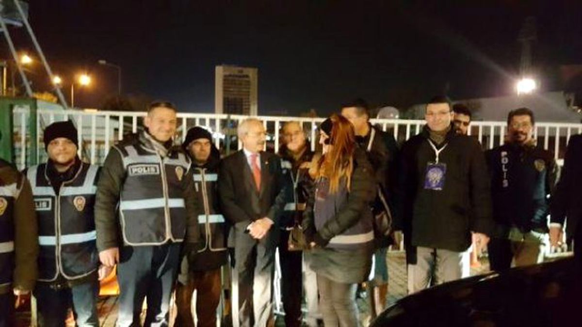 Kılıçdaroğlu, Aracını Durdurdu Polislerle Sohbet Etti