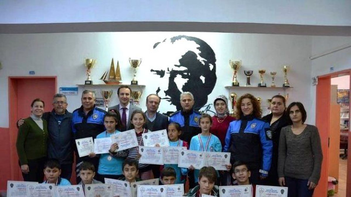 Öğrenciler Belgelerini Aldı
