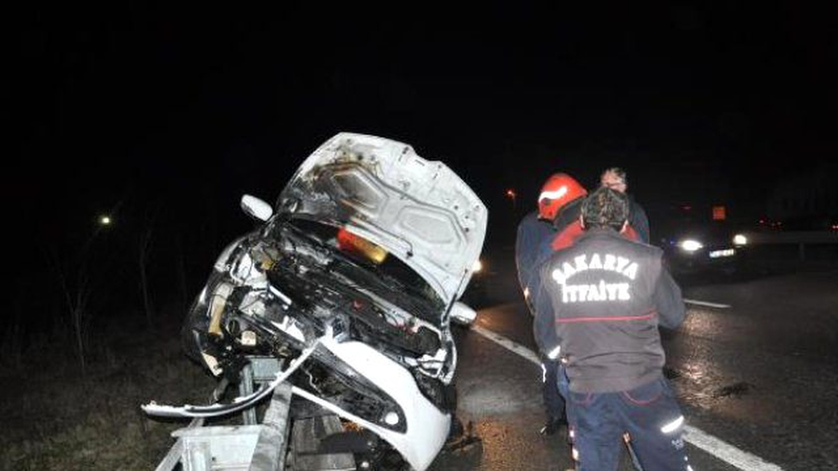 Otomobil Bariyerlerin Üstüne Çıktı