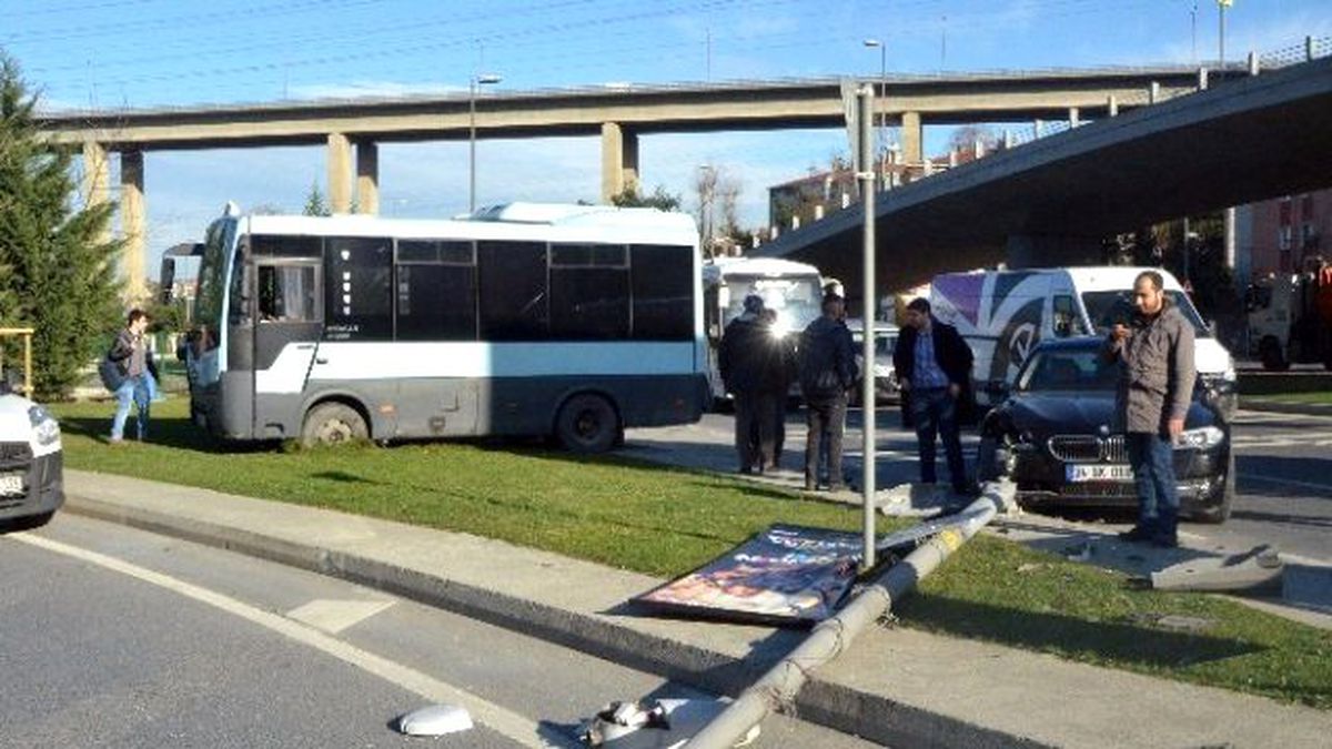 Yolcu Minibüsü Devrilmekten Son Anda Kurtuldu