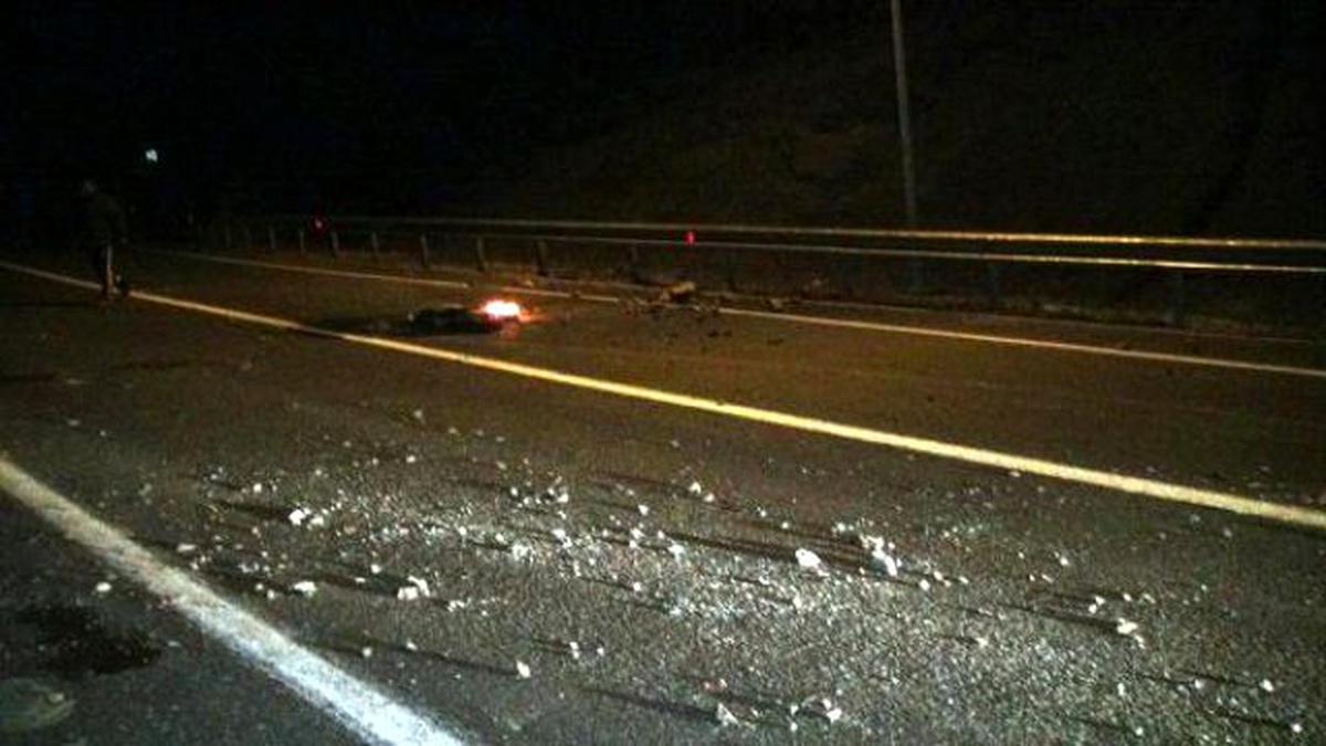 PKK Yandaşları Elazığ-Pertek Yolunda Lastik Yakıp Yol Kesti
