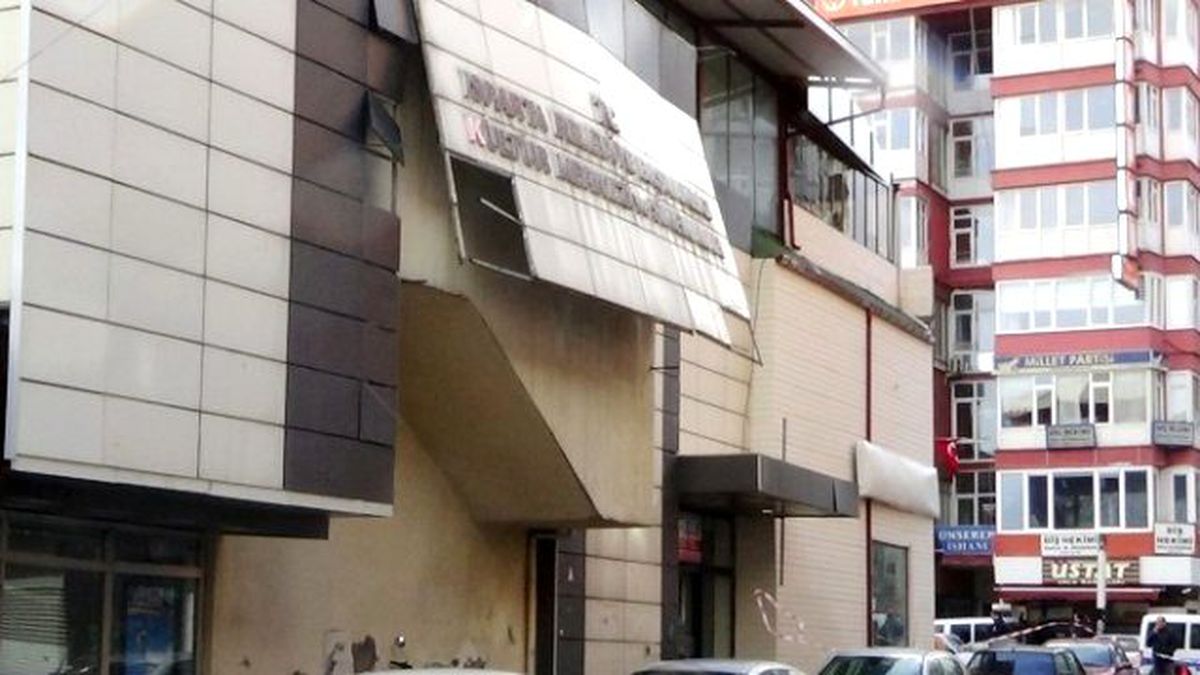 Rüzgarda Sallanan Dev Levha Yürekleri Ağza Getirdi