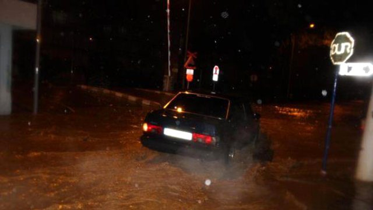 Salihli\'de Sağanak Yağış Hayatı Olumsuz Etkiledi