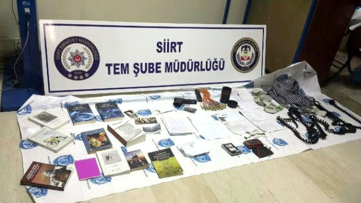 Siirt\'te 9 Evde 30 El Bombası Düzeneği ve Silah Ele Geçirildi