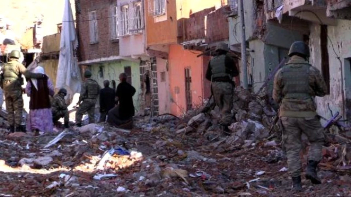 Sur\'da, PKK\'nın Tuttuğu Aileyi, Jandarma Operasyonla Kurtardı