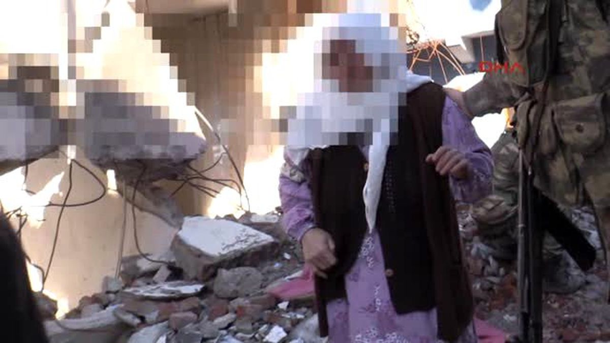 Sur\'da, PKK\'nın Tuttuğu Aileyi, Jandarma Operasyonla Kurtardı