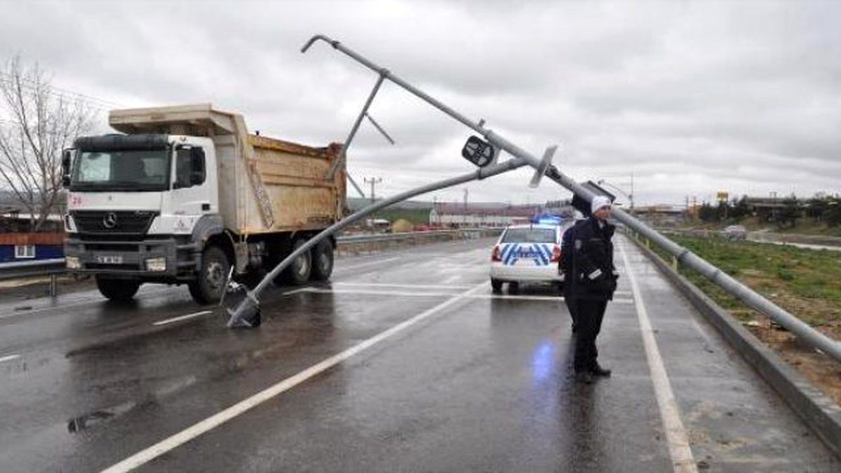 Trafik Uyarı Levhası Yola Devrildi