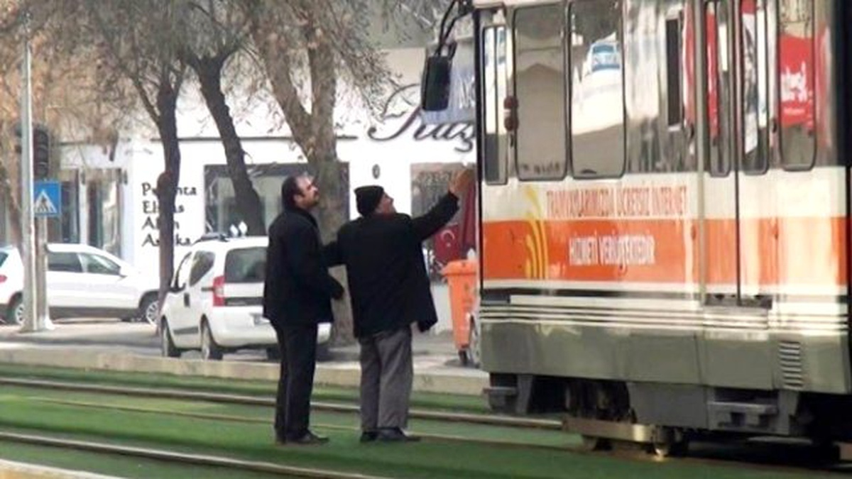 Vatmana Sinirlenince Tramvayın Önünde Durdu