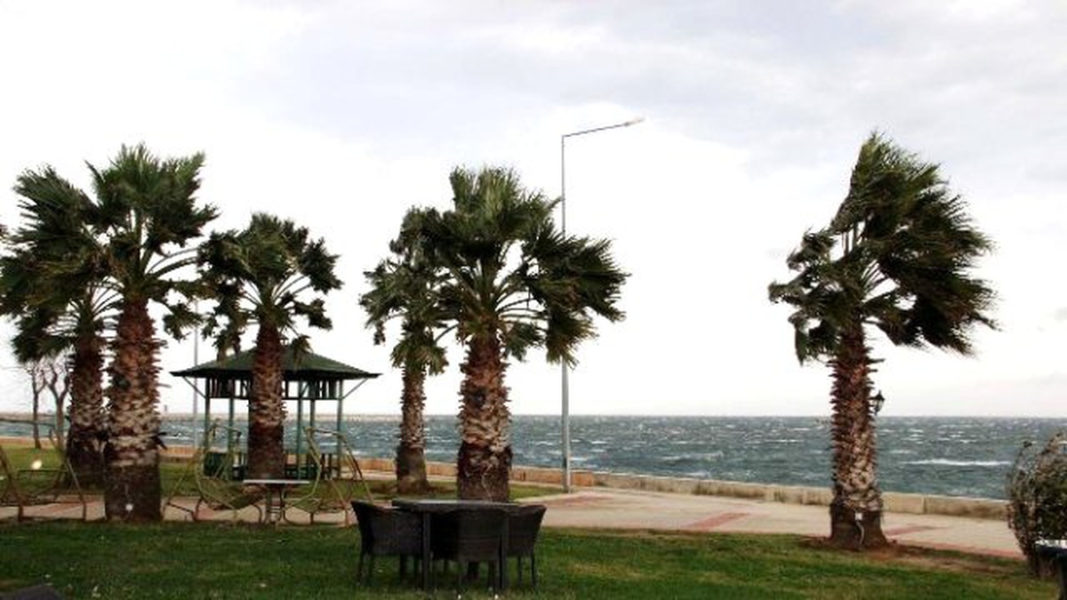 Yalova\'da Fırtına Günlük Hayatı Etkiledi