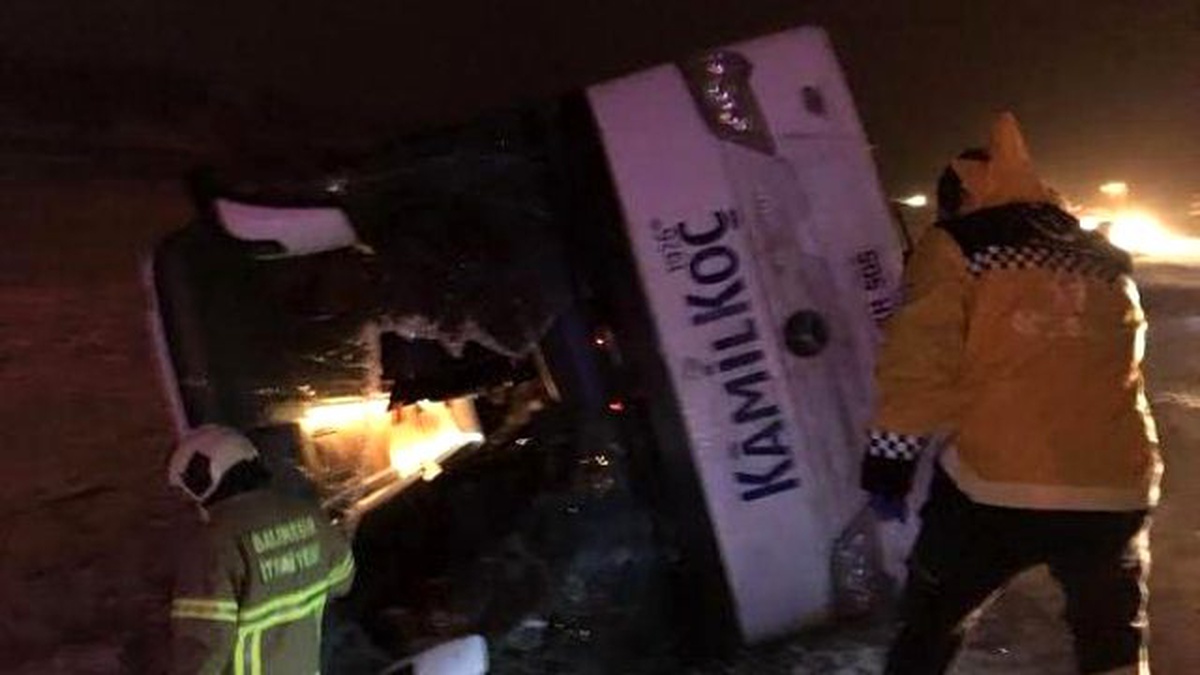 Bandırma\'da Kayan Otobüs Kaza Yaptı: 19 Yaralı