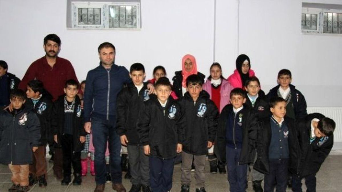 Başkale\'deki 600 Öğrenciye Mont Yardımı