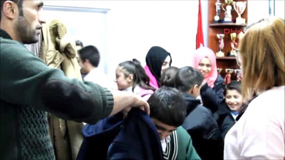 Başkale?deki 600 Öğrenciye Mont Yardımı Yapıldı