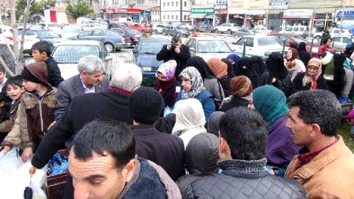 Çorum\'da Battaniye Yardımı Sırasında Sığınmacılar Arasında İzdiham Yaşandı