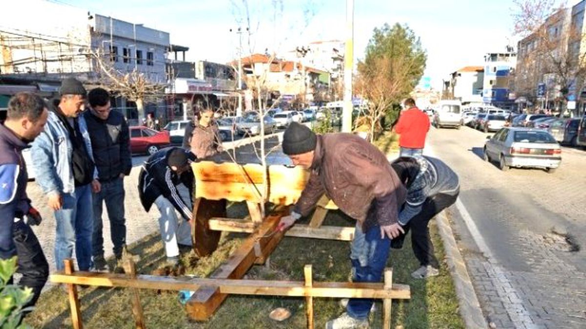 Belediye Kağnı Şeklinde Çiçeklik Yaptı