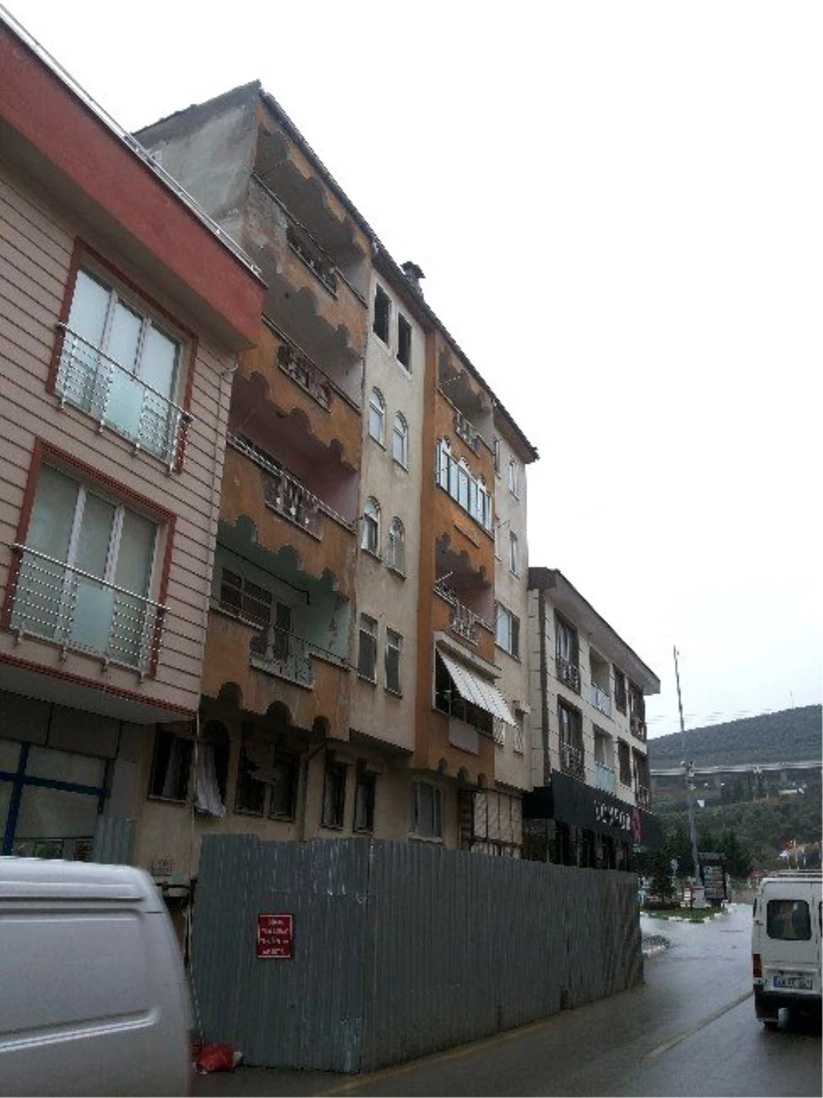 Bursa\'da Tehlike Saçan Apartman Yıkılamıyor