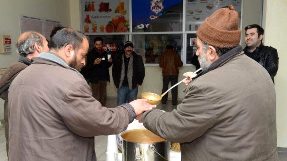 Büyükşehir Belediyesi Fırtınalı Gecede Evsizleri Unutmadı